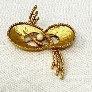 Mamselle‎ Mid-Century Brooch Vintage Gold-Tone Faux Pearl Signed